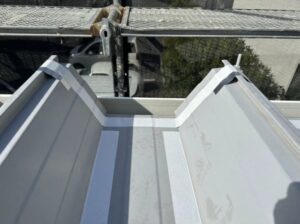 樹脂加工工場の屋根遮熱工事の施工事例／神奈川フッ素 様／施工中