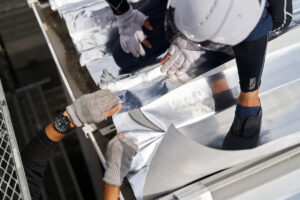 樹脂加工工場の屋根遮熱工事の施工事例／神奈川フッ素 様／施工中