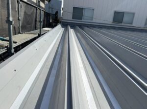 樹脂加工工場の屋根遮熱工事の施工事例／神奈川フッ素 様／施工中