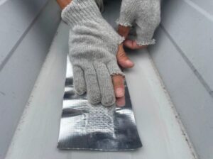 樹脂加工工場の屋根遮熱工事の施工事例／神奈川フッ素 様／施工中