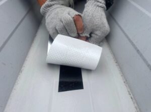 樹脂加工工場の屋根遮熱工事の施工事例／神奈川フッ素 様／施工中