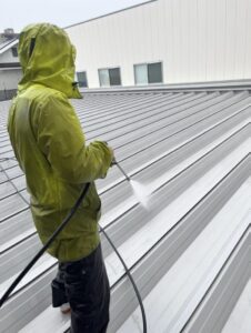 樹脂加工工場の屋根遮熱工事の施工事例／神奈川フッ素 様／施工中