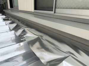 樹脂加工工場の屋根遮熱工事の施工事例／神奈川フッ素 様／施工中