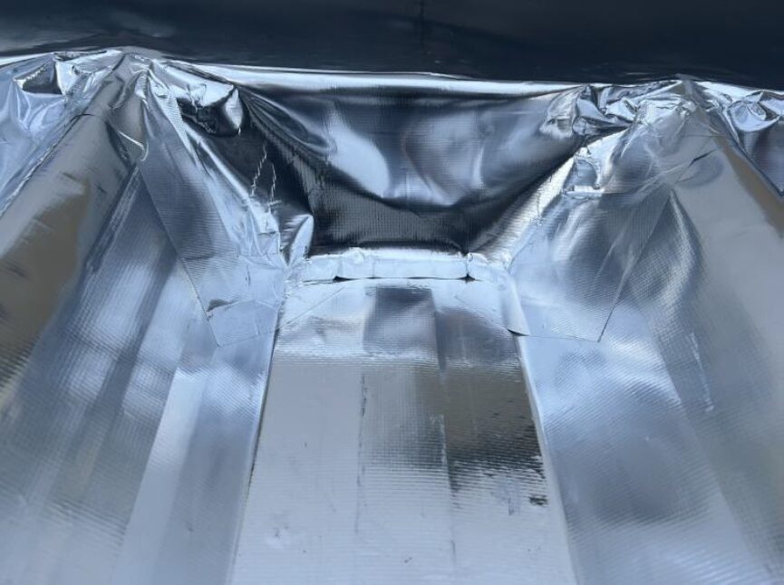 樹脂加工工場の屋根遮熱工事の施工事例／神奈川フッ素 様／施工中