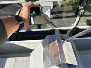 樹脂加工工場の屋根遮熱工事の施工事例／神奈川フッ素 様／施工中