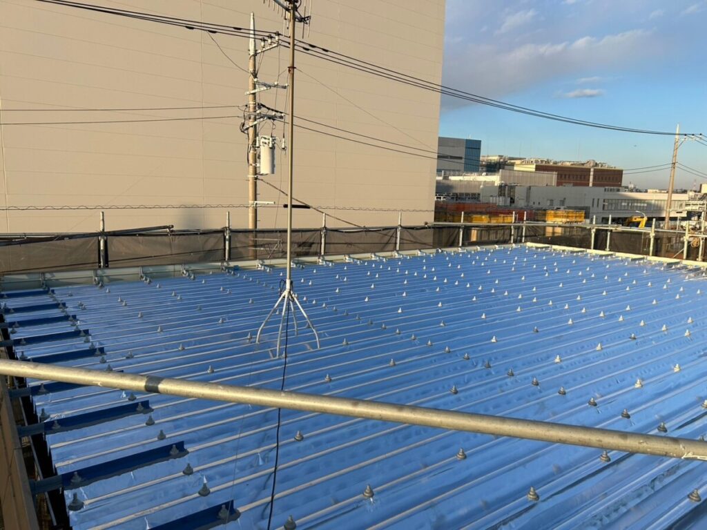 運送会社のオフィス棟の屋根遮熱工事の施工事例／小林運輸 様／完成