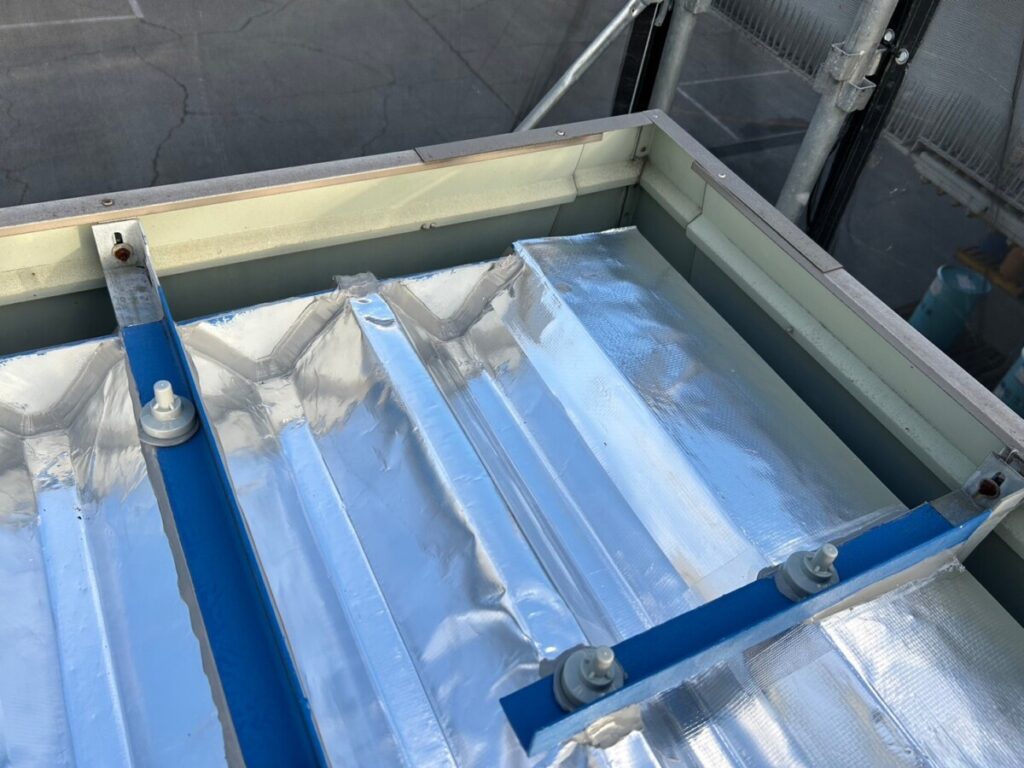 運送会社のオフィス棟の屋根遮熱工事の施工事例／小林運輸 様／完成