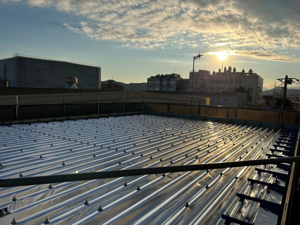 運送会社のオフィス棟の屋根遮熱工事の施工事例／小林運輸 様／完成