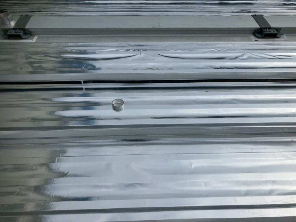 平塚市の薬品工場・研究施設の屋根遮熱工事の施工事例／Ｎ様／施工中