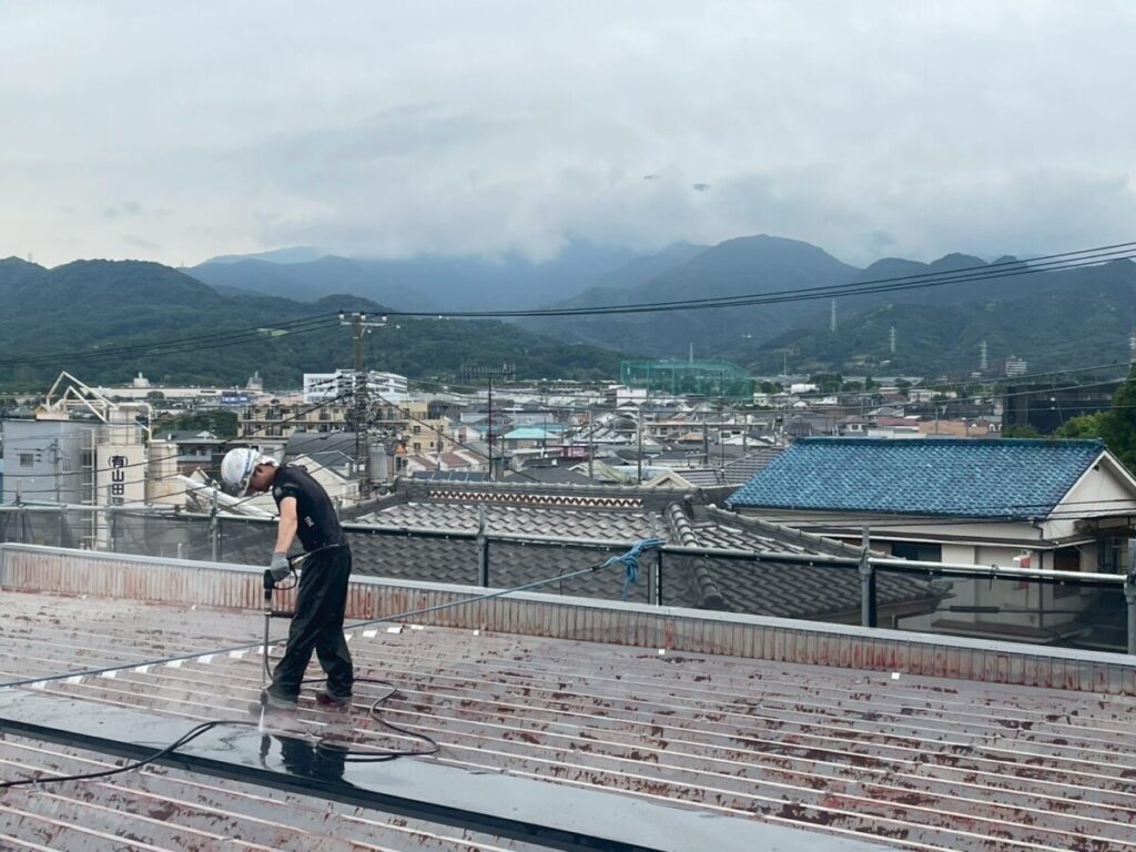 住宅兼店舗の屋根遮熱工事の施工事例/K様/施工中