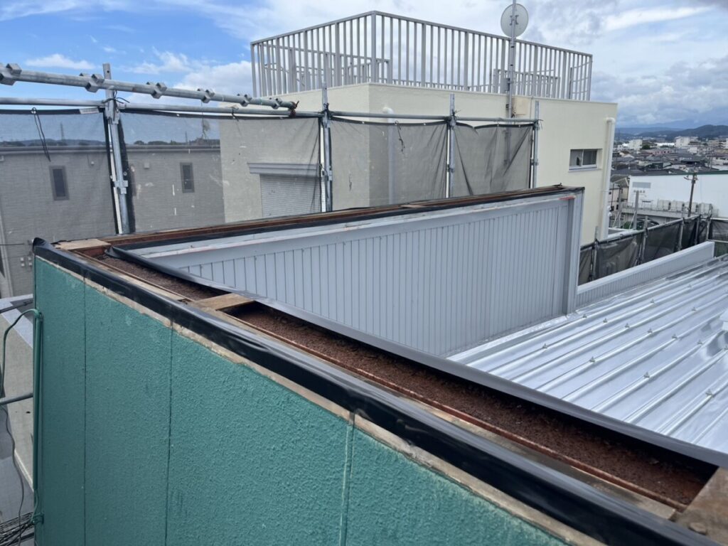 住宅兼店舗の屋根遮熱工事の施工事例/K様/施工中