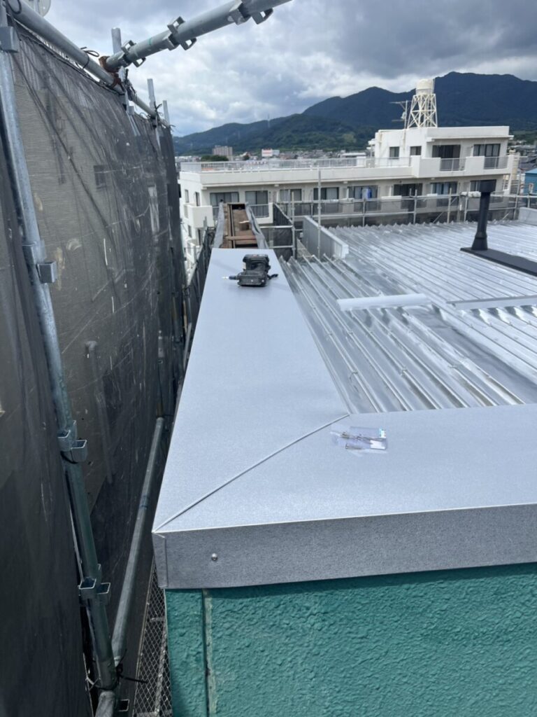住宅兼店舗の屋根遮熱工事の施工事例/K様/施工中