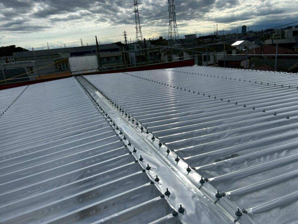 サーモバリア施工後の倉庫の屋根
