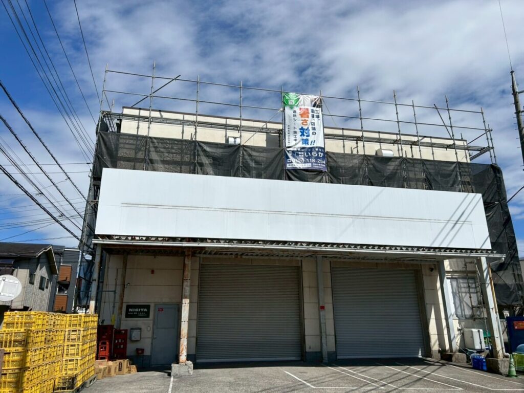 倉庫の屋根工事で立てた足場