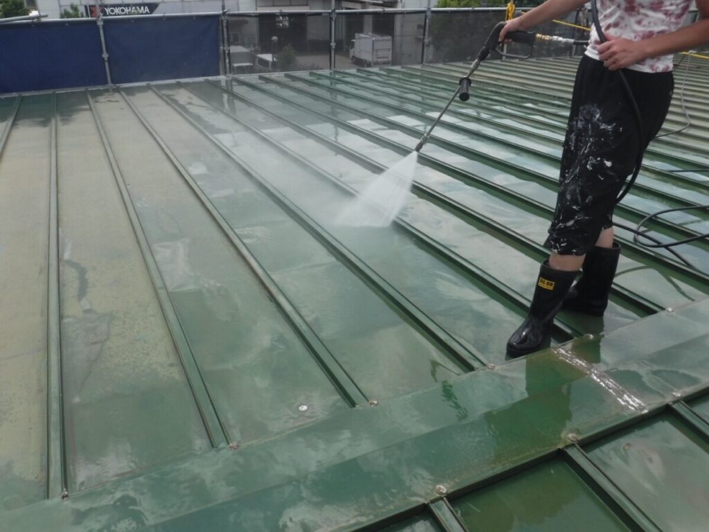 工場屋根の高圧洗浄