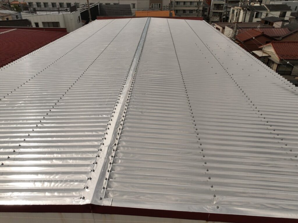 サーモバリア施工後の倉庫の屋根