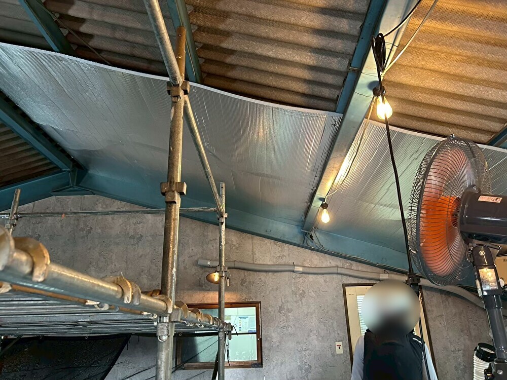 サーモバリアによる倉庫の遮熱工事 施工中