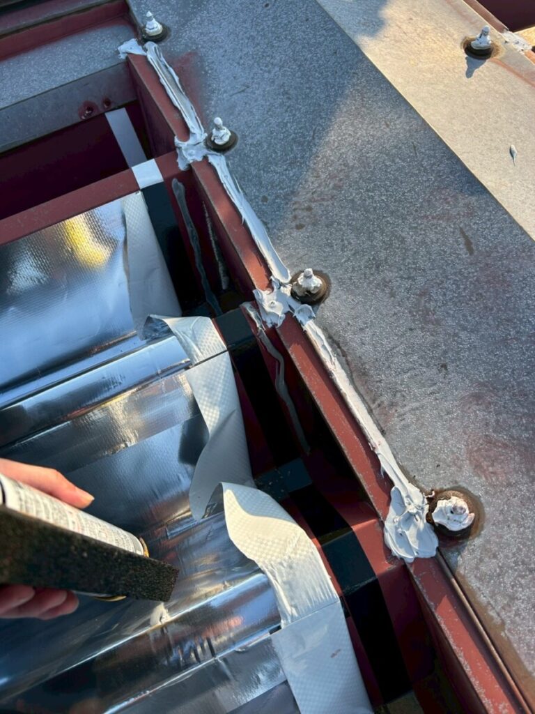 屋根端部へのサーモバリアの施工