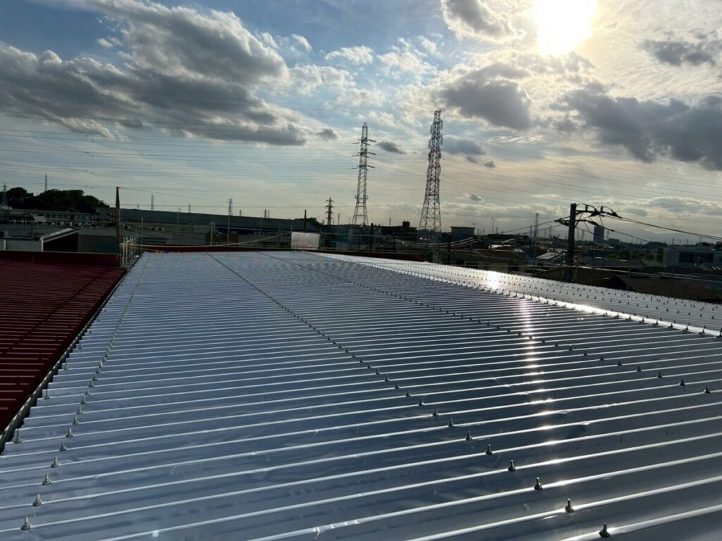 サーモバリア施工後の倉庫の屋根