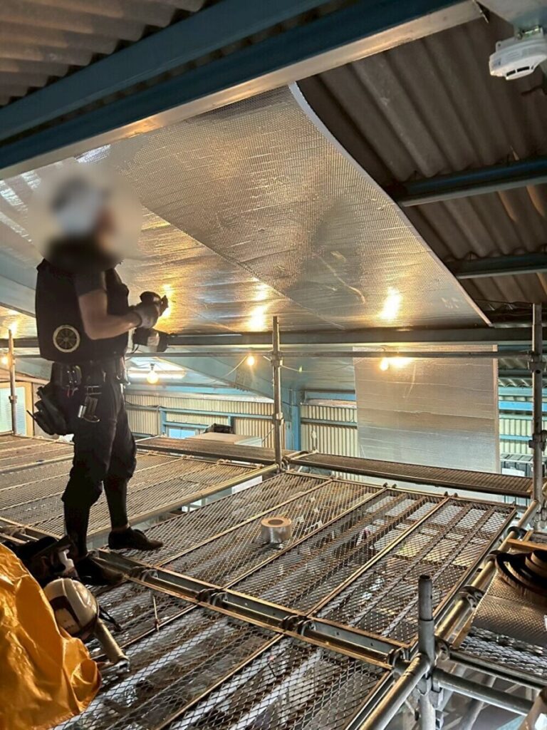 サーモバリアによる倉庫の遮熱工事 施工中