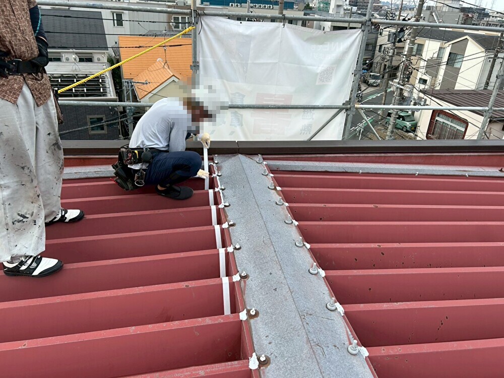 サーモバリア専用の両面テープを貼る様子