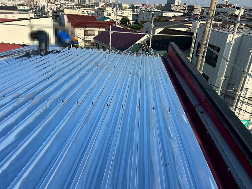 サーモバリアを貼る様子